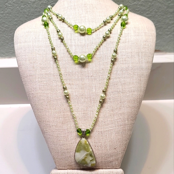 Layered green agate & pearl bead necklace - Picture 2 of 5